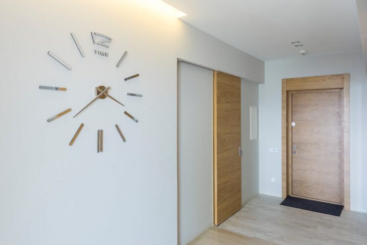 Schiebetüren in der Wohnung nachrüsten: Platz sparen im Flur, Schlafzimmer und Home Office ohne Großumbau