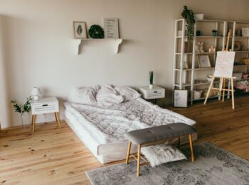 Kleines Schlafzimmer optimal möblieren: Stauraum, Laufwege und Licht auf 10 bis 14 m2