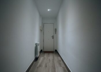 Fußboden im Flur robust machen: Belag wählen, Schmutz stoppen, Pflege vereinfachen