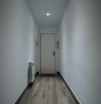 Fußboden im Flur robust machen: Belag wählen, Schmutz stoppen, Pflege vereinfachen