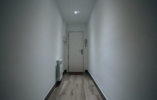 Fußboden im Flur robust machen: Belag wählen, Schmutz stoppen, Pflege vereinfachen