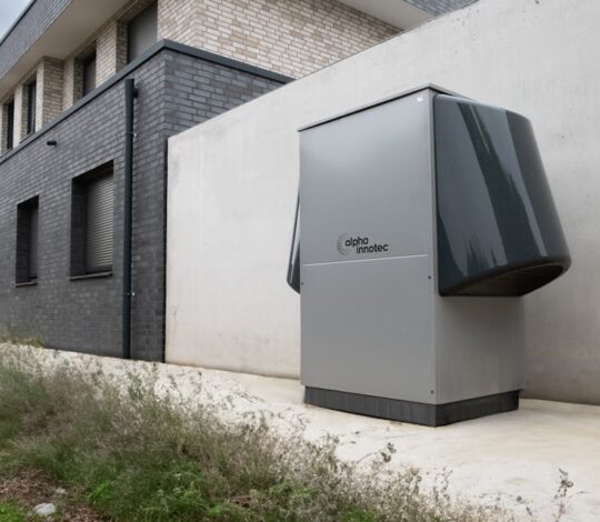 Wärmepumpe leiser machen: Schallquellen erkennen, richtig entkoppeln und Nachbarschaftsstress vermeiden