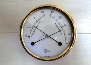 Richtig lüften ohne Schimmel: Stoßlüften, Querlüften und Feuchte-Check für Altbau und Neubau