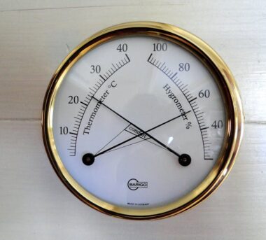 Richtig lüften ohne Schimmel: Stoßlüften, Querlüften und Feuchte-Check für Altbau und Neubau