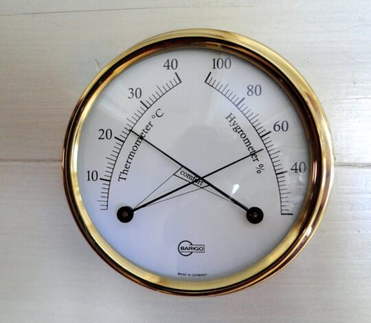 Richtig lüften ohne Schimmel: Stoßlüften, Querlüften und Feuchte-Check für Altbau und Neubau