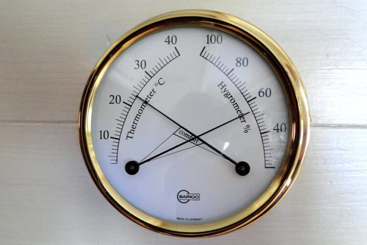 Richtig lüften ohne Schimmel: Stoßlüften, Querlüften und Feuchte-Check für Altbau und Neubau