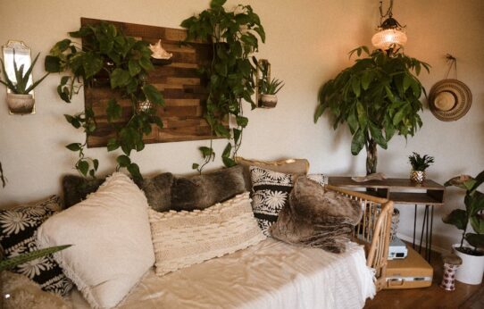 Schlafsofa im Alltag: So findest du ein Modell, das wirklich bequem ist (Sitzhöhe, Matratze, Mechanik, Bezug)