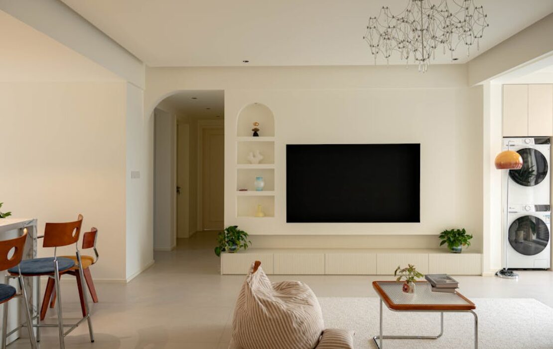 TV-Wand im Wohnzimmer planen: Kabel unsichtbar, Soundbar richtig, Stauraum sinnvoll (ohne teuren Umbau)