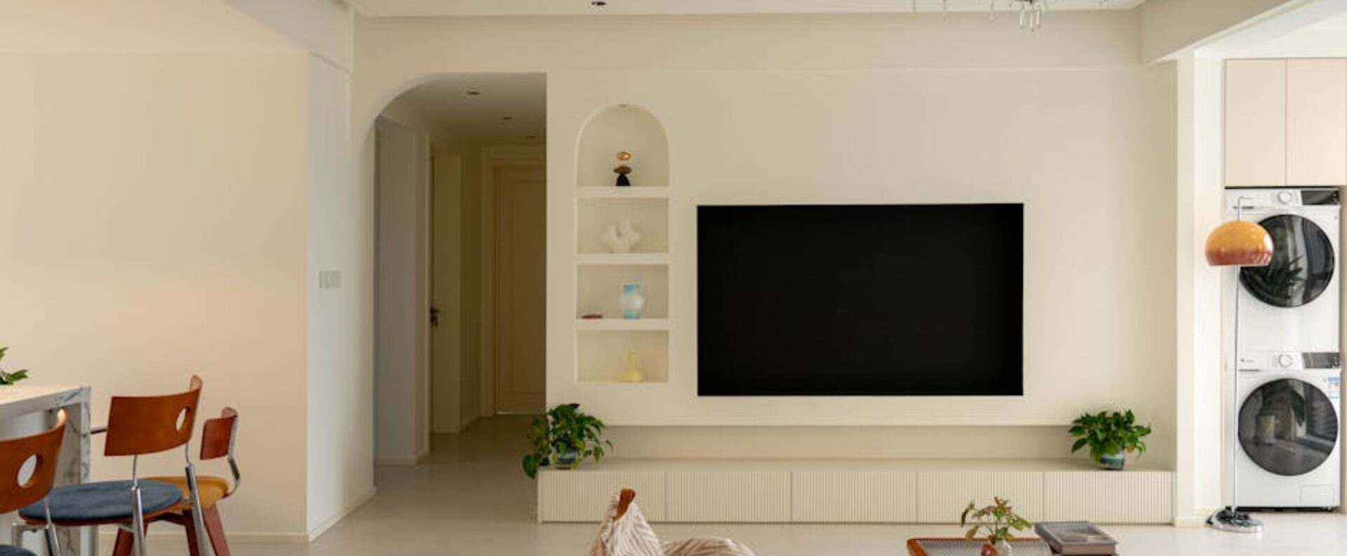 TV-Wand im Wohnzimmer planen: Kabel unsichtbar, Soundbar richtig, Stauraum sinnvoll (ohne teuren Umbau)