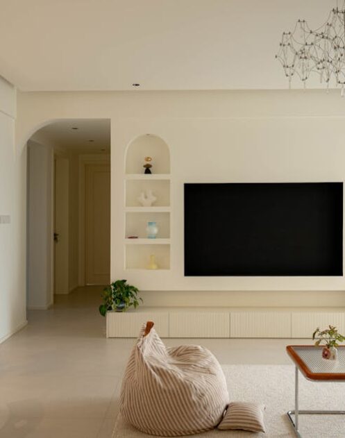 TV-Wand im Wohnzimmer planen: Kabel unsichtbar, Soundbar richtig, Stauraum sinnvoll (ohne teuren Umbau)