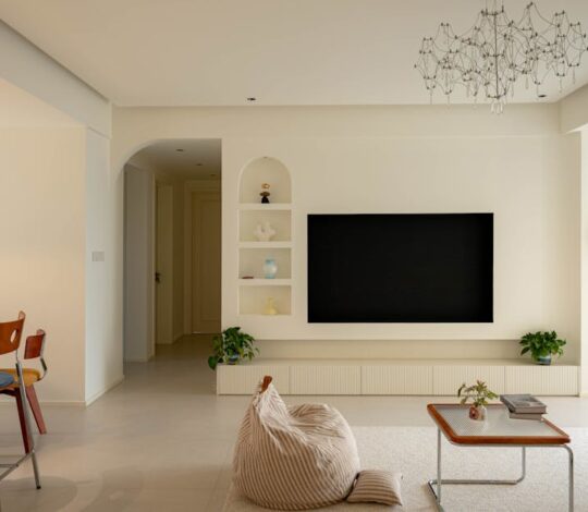 TV-Wand im Wohnzimmer planen: Kabel unsichtbar, Soundbar richtig, Stauraum sinnvoll (ohne teuren Umbau)