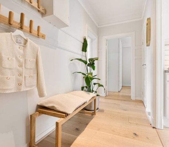 Offene Garderobe im Flur richtig planen: Ordnung, Optik und Stauraum auf 2 bis 6 m2