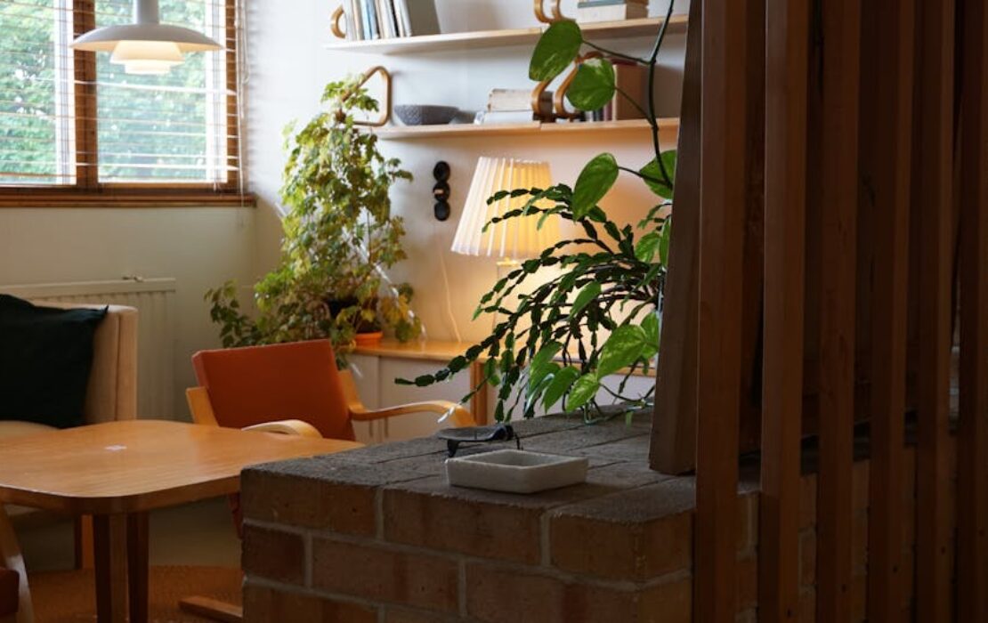 Wandpaneele aus Holz im Wohnzimmer nachrüsten: Gerade montieren, Kabel verstecken, Akustik verbessern