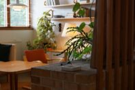 Wandpaneele aus Holz im Wohnzimmer nachrüsten: Gerade montieren, Kabel verstecken, Akustik verbessern