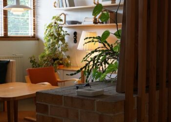 Wandpaneele aus Holz im Wohnzimmer nachrüsten: Gerade montieren, Kabel verstecken, Akustik verbessern