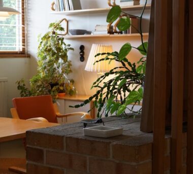 Wandpaneele aus Holz im Wohnzimmer nachrüsten: Gerade montieren, Kabel verstecken, Akustik verbessern