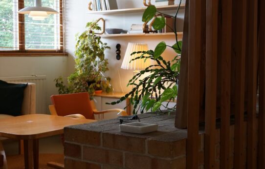 Wandpaneele aus Holz im Wohnzimmer nachrüsten: Gerade montieren, Kabel verstecken, Akustik verbessern