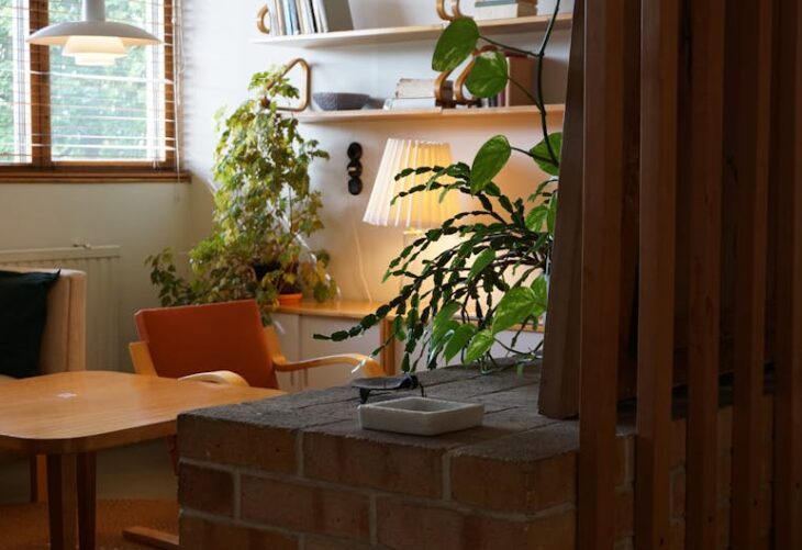 Wandpaneele aus Holz im Wohnzimmer nachrüsten: Gerade montieren, Kabel verstecken, Akustik verbessern