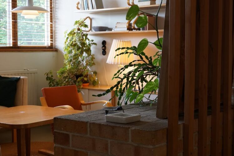 Wandpaneele aus Holz im Wohnzimmer nachrüsten: Gerade montieren, Kabel verstecken, Akustik verbessern