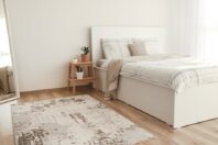 Bett quietscht oder knarzt? Ursachen finden und dauerhaft beheben (ohne neues Bett)