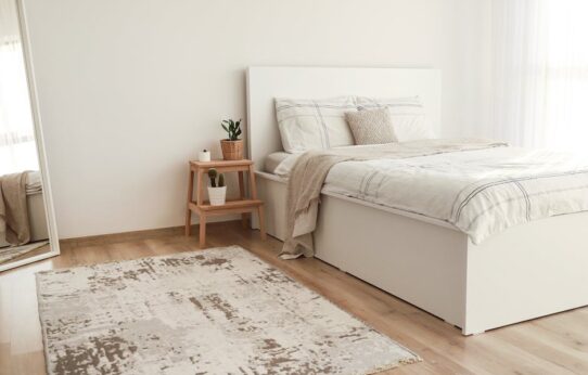 Bett quietscht oder knarzt? Ursachen finden und dauerhaft beheben (ohne neues Bett)