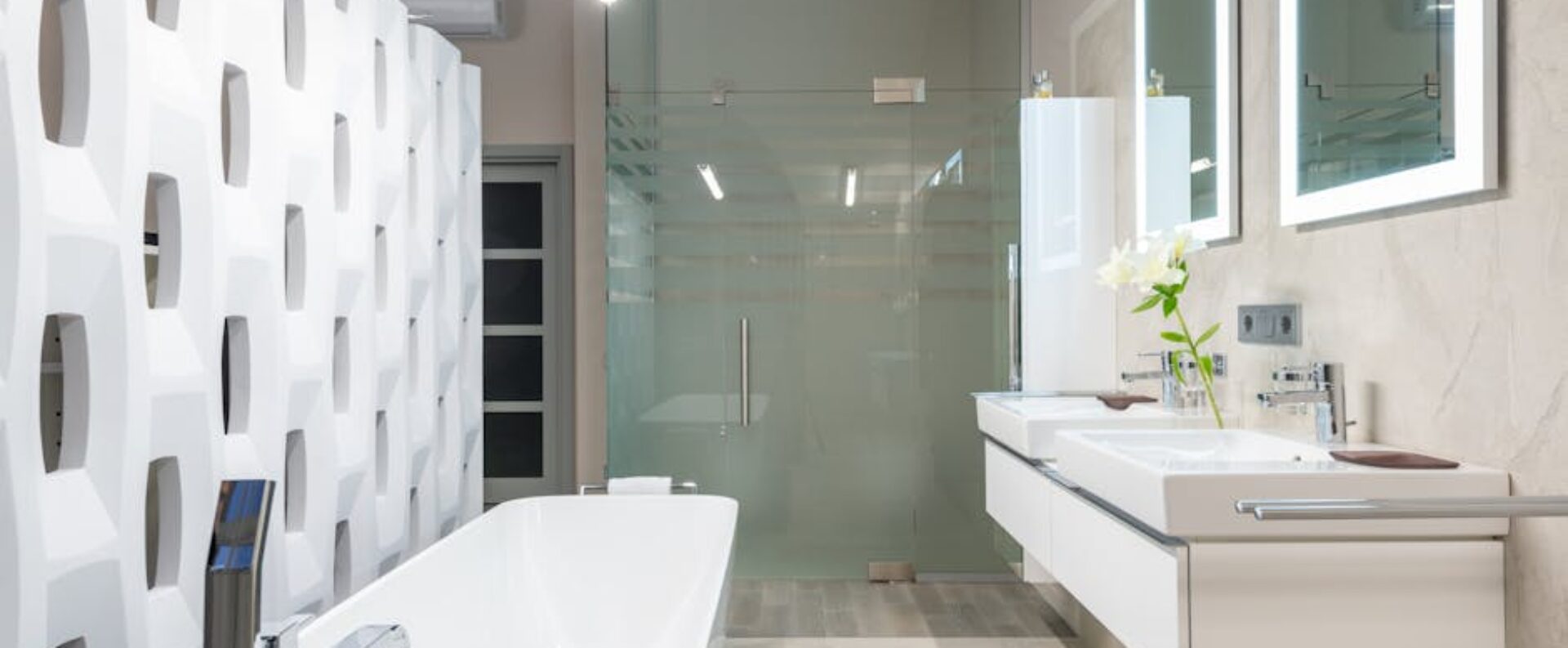 Vorzimmer im Bad nachrüsten: Warmwasser, Ablauf und Stauraum sauber lösen auf 3 bis 6 m2