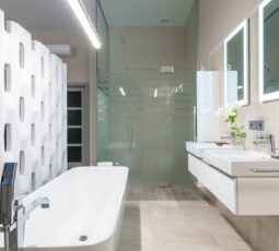 Vorzimmer im Bad nachrüsten: Warmwasser, Ablauf und Stauraum sauber lösen auf 3 bis 6 m2