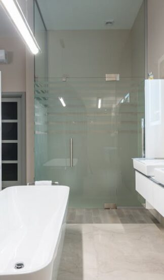 Vorzimmer im Bad nachrüsten: Warmwasser, Ablauf und Stauraum sauber lösen auf 3 bis 6 m2