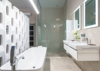 Vorzimmer im Bad nachrüsten: Warmwasser, Ablauf und Stauraum sauber lösen auf 3 bis 6 m2