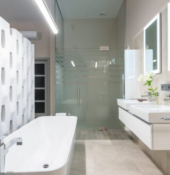 Vorzimmer im Bad nachrüsten: Warmwasser, Ablauf und Stauraum sauber lösen auf 3 bis 6 m2