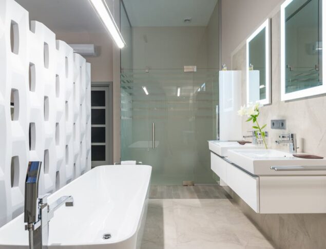 Vorzimmer im Bad nachrüsten: Warmwasser, Ablauf und Stauraum sauber lösen auf 3 bis 6 m2