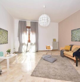 Akustik im Wohnzimmer verbessern ohne Umbau: Hall reduzieren, Sprache klarer, Nachbarn schonen