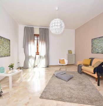 Akustik im Wohnzimmer verbessern ohne Umbau: Hall reduzieren, Sprache klarer, Nachbarn schonen