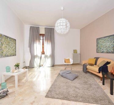 Akustik im Wohnzimmer verbessern ohne Umbau: Hall reduzieren, Sprache klarer, Nachbarn schonen