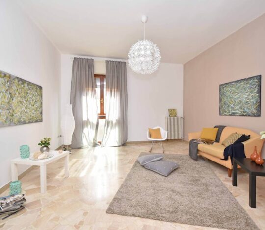 Akustik im Wohnzimmer verbessern ohne Umbau: Hall reduzieren, Sprache klarer, Nachbarn schonen