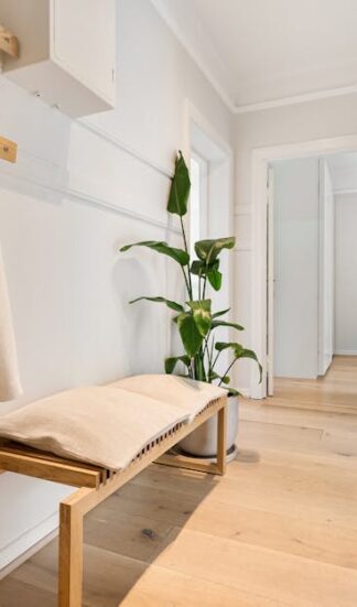 Sitzbank mit Stauraum im Flur selber bauen: Stabil, schmal und mieterfreundlich (90 bis 140 cm)