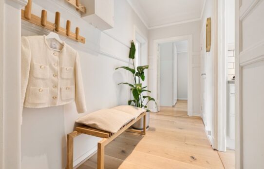 Sitzbank mit Stauraum im Flur selber bauen: Stabil, schmal und mieterfreundlich (90 bis 140 cm)