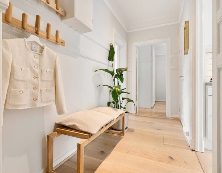 Sitzbank mit Stauraum im Flur selber bauen: Stabil, schmal und mieterfreundlich (90 bis 140 cm)