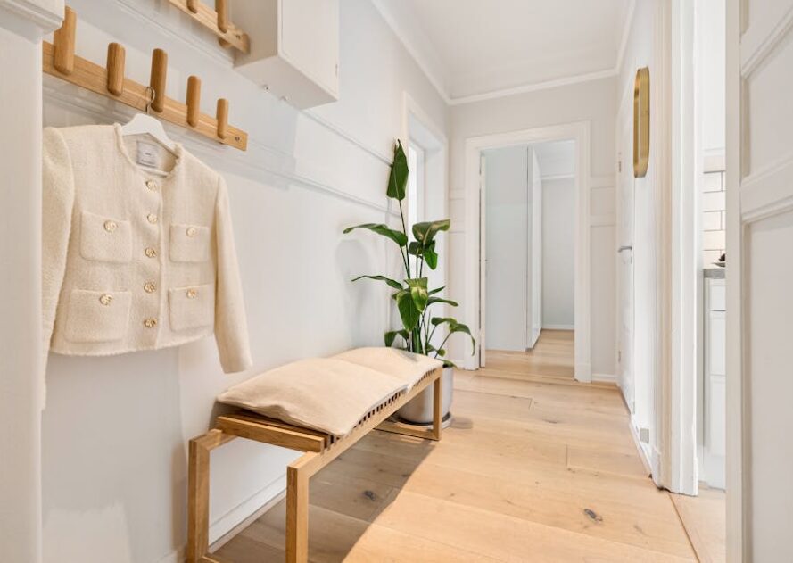 Sitzbank mit Stauraum im Flur selber bauen: Stabil, schmal und mieterfreundlich (90 bis 140 cm)