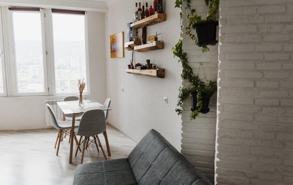 Offenes Regal als Raumteiler: Stabil planen, sicher verankern und wohnlich zonieren (Wohnzimmer, Home Office, 20 bis 35 m2)