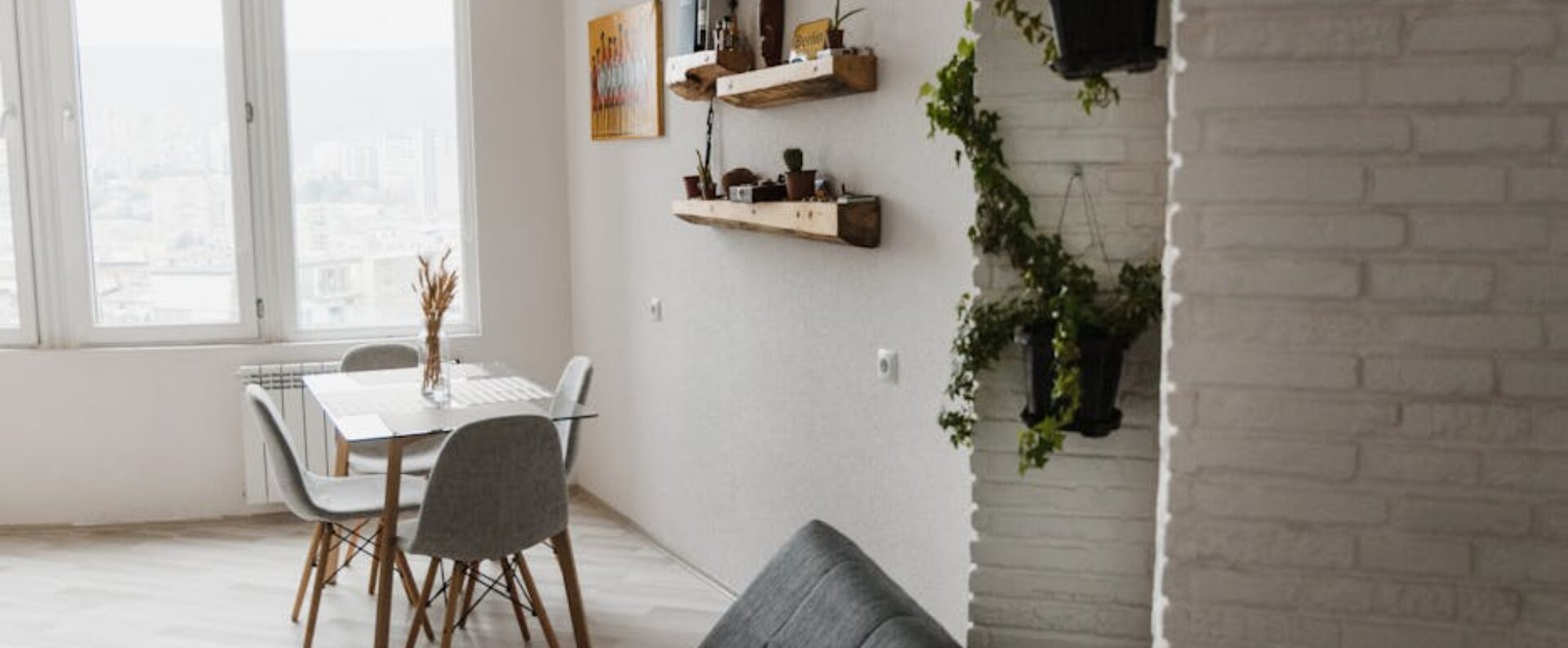 Offenes Regal als Raumteiler: Stabil planen, sicher verankern und wohnlich zonieren (Wohnzimmer, Home Office, 20 bis 35 m2)