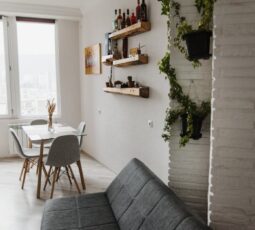 Offenes Regal als Raumteiler: Stabil planen, sicher verankern und wohnlich zonieren (Wohnzimmer, Home Office, 20 bis 35 m2)