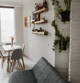 Offenes Regal als Raumteiler: Stabil planen, sicher verankern und wohnlich zonieren (Wohnzimmer, Home Office, 20 bis 35 m2)