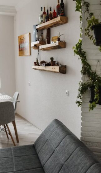 Offenes Regal als Raumteiler: Stabil planen, sicher verankern und wohnlich zonieren (Wohnzimmer, Home Office, 20 bis 35 m2)