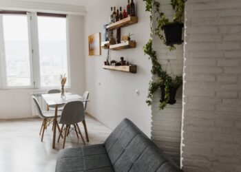 Offenes Regal als Raumteiler: Stabil planen, sicher verankern und wohnlich zonieren (Wohnzimmer, Home Office, 20 bis 35 m2)