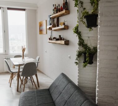 Offenes Regal als Raumteiler: Stabil planen, sicher verankern und wohnlich zonieren (Wohnzimmer, Home Office, 20 bis 35 m2)