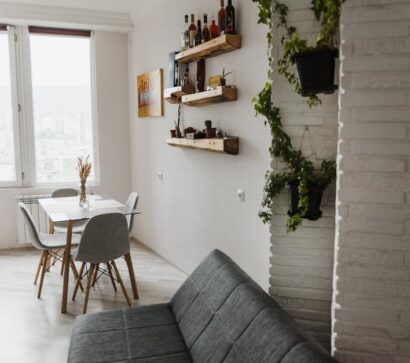 Offenes Regal als Raumteiler: Stabil planen, sicher verankern und wohnlich zonieren (Wohnzimmer, Home Office, 20 bis 35 m2)