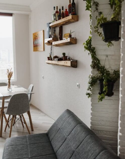 Offenes Regal als Raumteiler: Stabil planen, sicher verankern und wohnlich zonieren (Wohnzimmer, Home Office, 20 bis 35 m2)