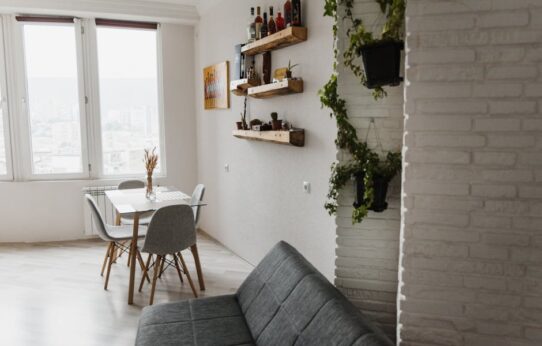 Offenes Regal als Raumteiler: Stabil planen, sicher verankern und wohnlich zonieren (Wohnzimmer, Home Office, 20 bis 35 m2)