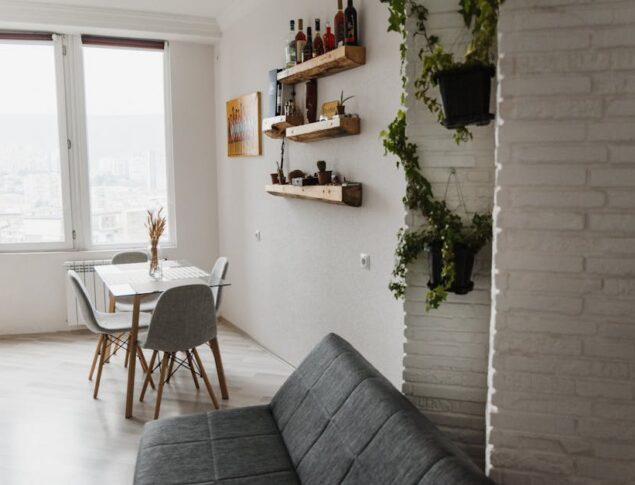 Offenes Regal als Raumteiler: Stabil planen, sicher verankern und wohnlich zonieren (Wohnzimmer, Home Office, 20 bis 35 m2)